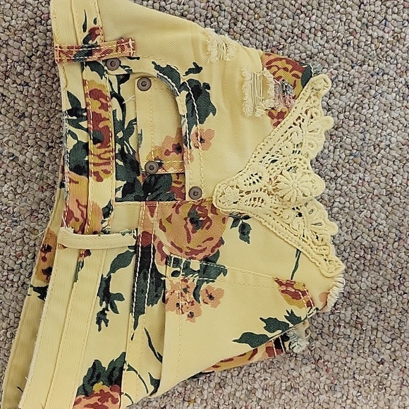 Mudd Women's Yellow Floral Distressed Lace Jean Shorts Sz 1 - Picture 3 of 4